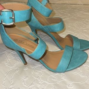 Turquoise high heel brand new. Been sitting in the closet